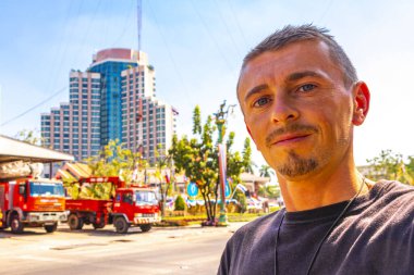 Khon Kaen Bölgesi, Khon Kaen Bölgesi, Güneydoğu Asya Tayland 'da kamyonları ve kurtarma araçları olan yakışıklı bir turist..