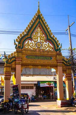 Khon Kaen Eyaleti Isan Tayland 01. Kasım 2018 Wat Wutharam kırmızı sarı Budist tapınağı girişi şehir caddesinde mavi gökyüzü ile Khon Kaen Kuzeydoğu Tayland Asya.