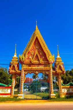 Khon Kaen Eyaleti Isan Tayland 01. Kasım 2018 Wat Si Sa kırmızı altın ve sarı Budist tapınak binası ve mavi gökyüzü ile Khon Kaen Kuzeydoğu Tayland ve Güneydoğu Asya 'da.