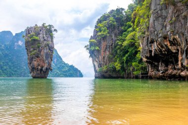 Krasom Takua Thung Bölgesi Phang Nga Bölgesi Güney Tayland 'da bulunan James Bond Adası' ndaki Khao Phing Kan plajında bulunan yeşil su kireçtaşı kayalıkları kayalıkları dağ dağları mağaraları..