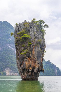 Krasom Takua Thung Bölgesi Phang Nga Bölgesi Güney Tayland 'da bulunan James Bond Adası' ndaki Khao Phing Kan plajında bulunan yeşil su kireçtaşı kayalıkları kayalıkları dağ dağları mağaraları..