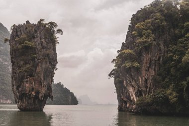 Krasom Takua Thung Bölgesi Phang Nga Bölgesi Güney Tayland 'da bulunan James Bond Adası' ndaki Khao Phing Kan plajında bulunan yeşil su kireçtaşı kayalıkları kayalıkları dağ dağları mağaraları..