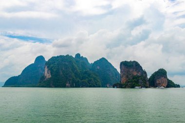 Krasom Takua Thung Bölgesi Phang Nga Bölgesi Güney Tayland 'da bulunan James Bond Adası' ndaki Khao Phing Kan plajında bulunan yeşil su kireçtaşı kayalıkları kayalıkları dağ dağları mağaraları..