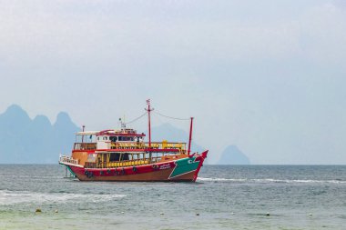 Takua Thung Phang Nga Tayland 12. Haziran 2018 Kireçtaşı Dağları 'ndaki turist gemisi Panorama Sahili ve Turkuaz yeşil su Phang Nga Tayland' da mavi bulutlu gökyüzü.