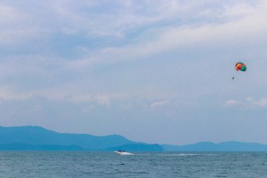 Güneydoğu Asya 'da Krasom Amphoe Takua Thung Bölgesi' ndeki Koh Ko Na Khae Naka Adası 'ndaki tropikal plajda kayalıklı ve mavi gökyüzü olan deniz burnu..