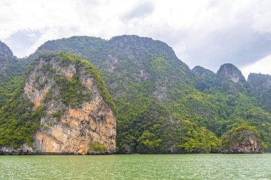 Güneydoğu Asya 'da Krasom Takua Thung Bölgesi Phang Nga Bölgesi Güney Tayland' da yeşil tropikal kireç taşı tepeleri, panorama deniz manzarası ve turkuaz su..
