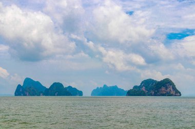 Güneydoğu Asya 'da Krasom Amphoe Takua Thung Bölgesi Phang Nga Bölgesi Güney Tayland' da Krasom Amphoe Takua Thung bölgesinde kireçtaşı tepeleri, panorama deniz manzarası ve turkuaz yeşil su..