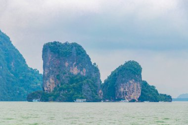 Krasom Takua Thung Bölgesi Phang Nga Bölgesi Güney Tayland 'da bulunan James Bond Adası' ndaki Khao Phing Kan plajında bulunan yeşil su kireçtaşı kayalıkları kayalıkları dağ dağları mağaraları..