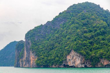 Güneydoğu Asya 'da Krasom Takua Thung Bölgesi Phang Nga Bölgesi Güney Tayland' da yeşil tropikal kireç taşı tepeleri, panorama deniz manzarası ve turkuaz su..