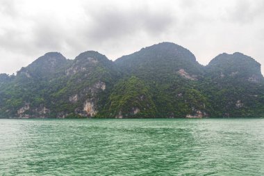 Güneydoğu Asya 'da Krasom Takua Thung Bölgesi Phang Nga Bölgesi Güney Tayland' da yeşil tropikal kireç taşı tepeleri, panorama deniz manzarası ve turkuaz su..
