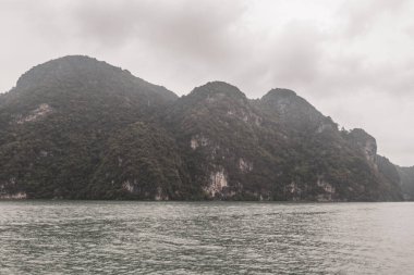 Güneydoğu Asya 'da Krasom Takua Thung Bölgesi Phang Nga Bölgesi Güney Tayland' da yeşil tropikal kireç taşı tepeleri, panorama deniz manzarası ve turkuaz su..