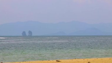 Güneydoğu Asya 'da Krasom Amphoe Takua Thung Bölgesi Phang Nga Bölgesi' nde Koh Ko Na Khae Adası 'nda beyaz turkuaz mavi suları ve dalgaları olan tropik plaj..
