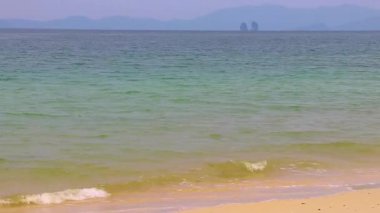 Güneydoğu Asya 'da Krasom Amphoe Takua Thung Bölgesi Phang Nga Bölgesi' nde Koh Ko Na Khae Adası 'nda beyaz turkuaz mavi suları ve dalgaları olan tropik plaj..