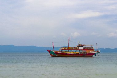 Krasom Phang Nga Tayland 12. Haziran 2018 'de, Takua Thhang Nga Güney Tayland' daki Koh Ko Na Khae Naka Adası 'ndaki tropikal sahil kıyısında turist taşımacılığı..