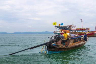 Krasom Phang Nga Tayland 12. 2018 Haziran 'ında Takua Thung Phang Nga Güney Tayland' daki Koh Ko Na Khae Naka Adası 'ndaki tropikal sahil kıyılarında uzun kuyruklu gemi turist taşımacılığı.