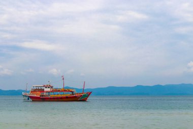 Krasom Phang Nga Tayland 12. Haziran 2018 'de, Takua Thhang Nga Güney Tayland' daki Koh Ko Na Khae Naka Adası 'ndaki tropikal sahil kıyısında turist taşımacılığı..