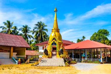 Phang Nga Eyaleti Siam Güney Tayland 05. Şubat 2020 Güneydoğu Asya 'da Phang Nga Tayland' da altın rengi pagoda mavi gökyüzü ile altın sarısı kırmızı Budist tapınağı.