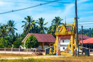 Phang Nga Eyaleti Siam Güney Tayland 05. Şubat 2020 Güneydoğu Asya 'daki Phang Nga Eyaleti Siyam Güney Tayland' da mavi gökyüzü ile altın sarısı bir Budist tapınağı..
