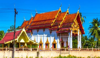 Phang Nga Eyaleti Siam Güney Tayland 05. Şubat 2020 Güneydoğu Asya 'daki Phang Nga Eyaleti Siyam Güney Tayland' da mavi gökyüzü ile altın sarısı bir Budist tapınağı..