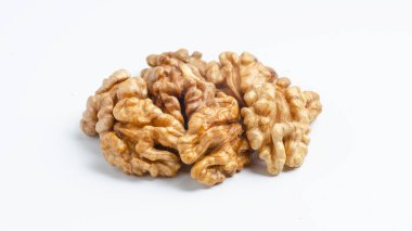 İzole edilmiş bir arka planda bir avuç ceviz.