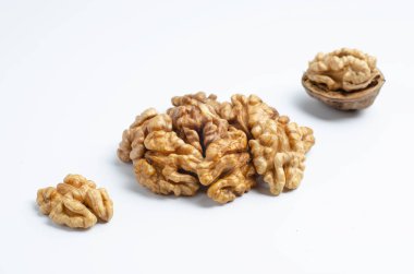 Çapraz çizgide üç ceviz, kapalı bir ceviz, yarım kabuklu ceviz ve yarım ceviz..