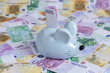 Avro banknotlarının arka planında fare şeklinde bir kumbara