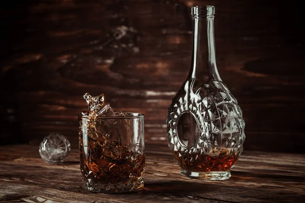 Una Bottiglia Whisky Cognac Brandy Bicchiere Con Goccio Bevanda Cubetto — Foto Stock