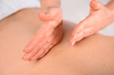 Avuç içi kenarlı kadın elleri arkadan masaj yapıyor, çok yakın çekim yumuşak ışık..