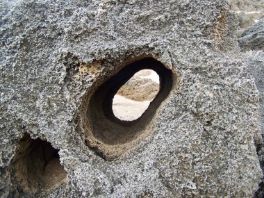 Cezayir 'de dev bir taşta dev bir delik.