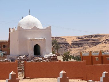 Cezayir Sahra 'sında bir anıt mezar