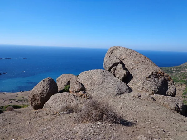 Taşlar Denizin Yanındaki Bir Tepenin Üstünde — Stok fotoğraf