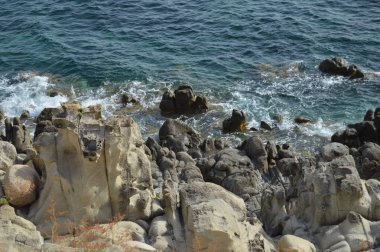 Dalgalı taşlı bir sahil, Skikda, Cezayir, Afrika