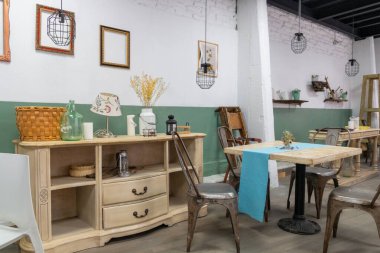 Kafenin içinde, ahşap masaları ve mavi masa örtüsü var. boş restoran