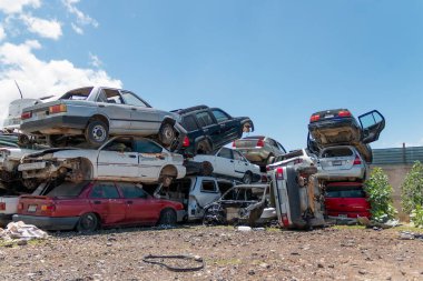 Hurdalıkta eski hasarlı arabalar Mexico City 'de geri dönüşüm için bekliyor. Meksika
