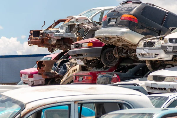 メキシコシティでのリサイクルを待っているジャンクヤードの古い破損した車 メキシコ — ストック写真