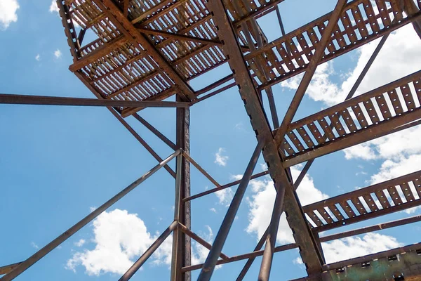 Bulutlu Mavi Gökyüzünde Eski Paslı Metal Merdiven — Stok fotoğraf