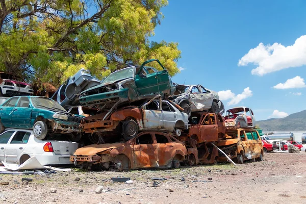 Παλιά Χαλασμένα Αυτοκίνητα Στην Μάντρα Περιμένουν Για Ανακύκλωση Στην Πόλη Εικόνα Αρχείου