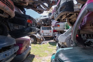 Hurdalıkta eski hasarlı arabalar Mexico City 'de geri dönüşüm için bekliyor. Meksika