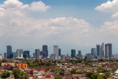 Güneşli bir kış öğleden sonra Meksika şehri manzarası. Banobras Binası