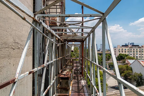 Voetgangersbrug Oude Fabriek Roestig Metaal Gevaarlijke Plek Metalen Structuur — Stockfoto