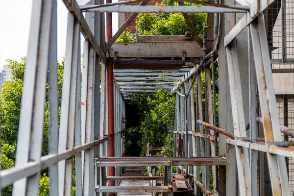 Voetgangersbrug Oude Fabriek Roestig Metaal Gevaarlijke Plek Metalen Structuur — Stockfoto