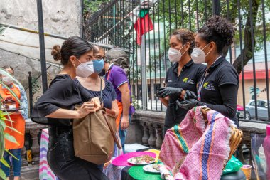 MEXICO CITY, MEXICO 08 08 2020 Kadın yerel pazardan organik ürünler satın alıyor. Adil Ticaret