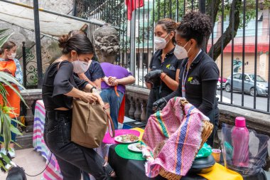 MEXICO CITY, MEXICO 08 08 2020 Kadın yerel pazardan organik ürünler satın alıyor. Adil Ticaret