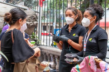 MEXICO CITY, MEXICO 08 08 2020 Kadın yerel pazardan organik ürünler satın alıyor. Adil Ticaret