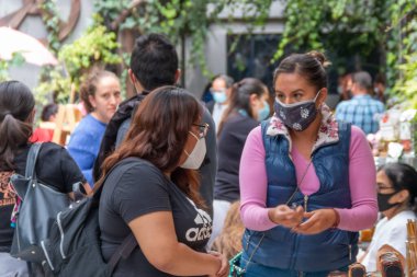 MEXICO CITY, MEXICO 08 08 2020 Kadın yerel pazardan organik ürünler satın alıyor. Adil Ticaret