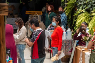 MEXICO CITY, MEXICO 08 08 2020 Kadın yerel pazardan organik ürünler satın alıyor. Adil Ticaret