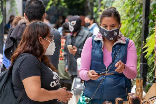 MEXICO CITY, MEXICO 08 08 2020 Kadın yerel pazardan organik ürünler satın alıyor. Adil Ticaret