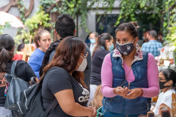 MEXICO CITY, MEXICO 08 08 2020 Kadın yerel pazardan organik ürünler satın alıyor. Adil Ticaret