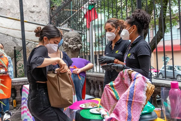 Mexico City Mexico 2020 Γυναίκα Που Αγοράζει Βιολογικά Προϊόντα Στην Royalty Free Φωτογραφίες Αρχείου
