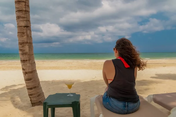 Mujer Sentada Una Cuna Contemplando Horizonte Del Mar Azul Vacaciones — Foto de Stock